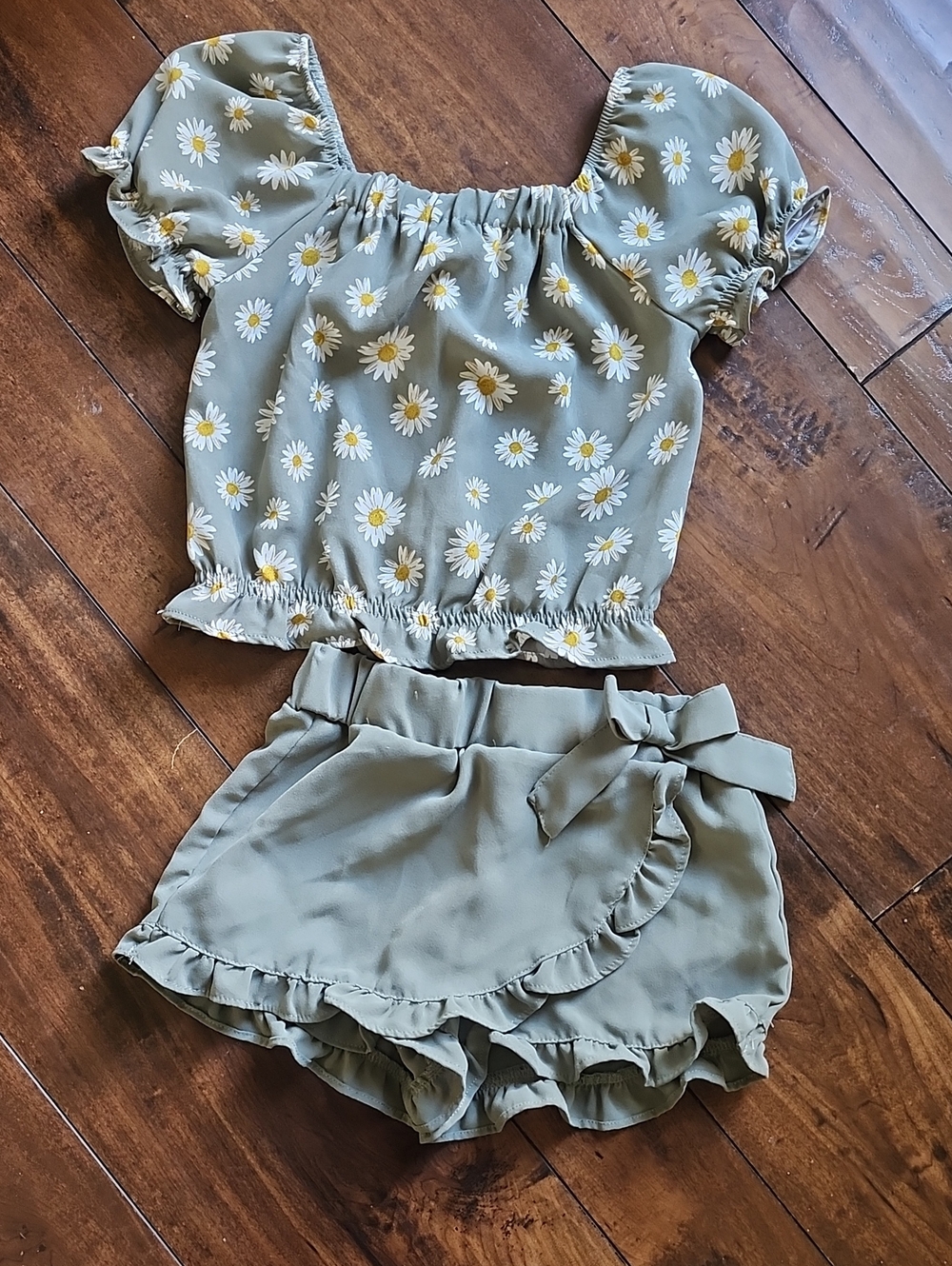 Sweet Stories Size 5 Girls Olive Daisy Top & Ruffle Skort Set